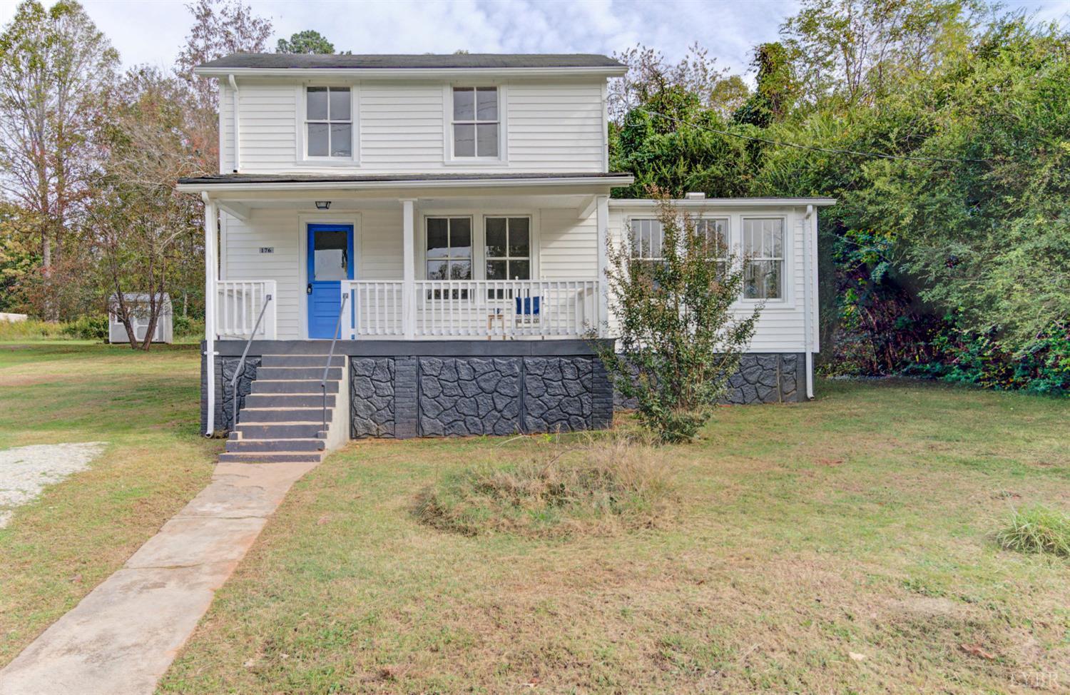 a view of a house with backyard and garden