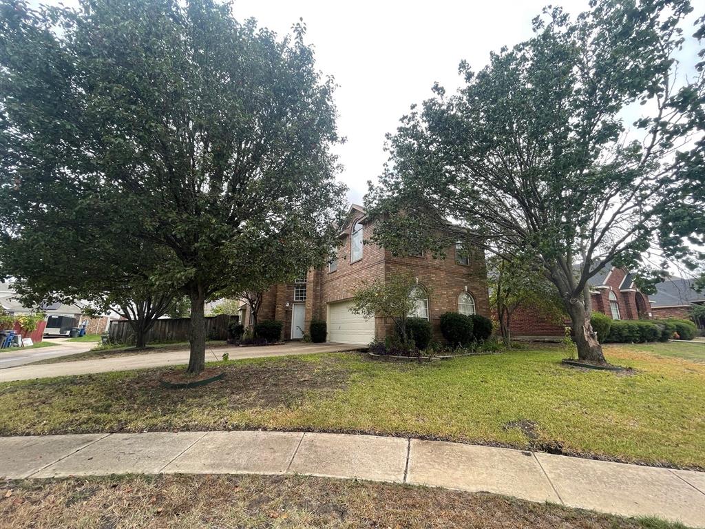 a view of a yard with a house