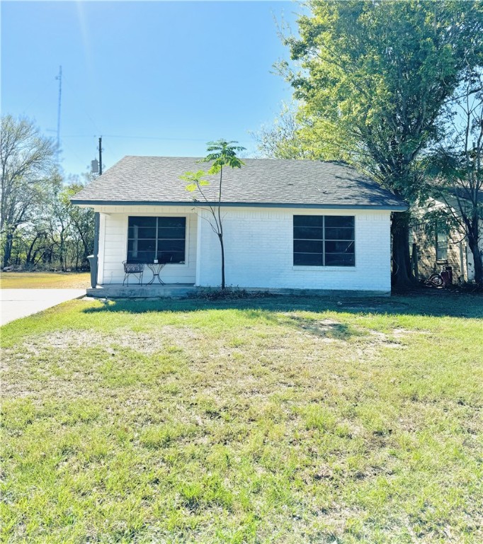 View of front of property featuring a front yard