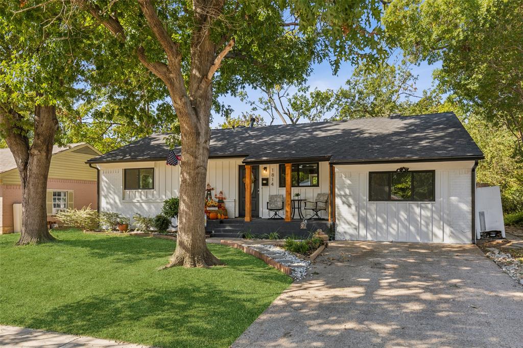 a front view of house with yard