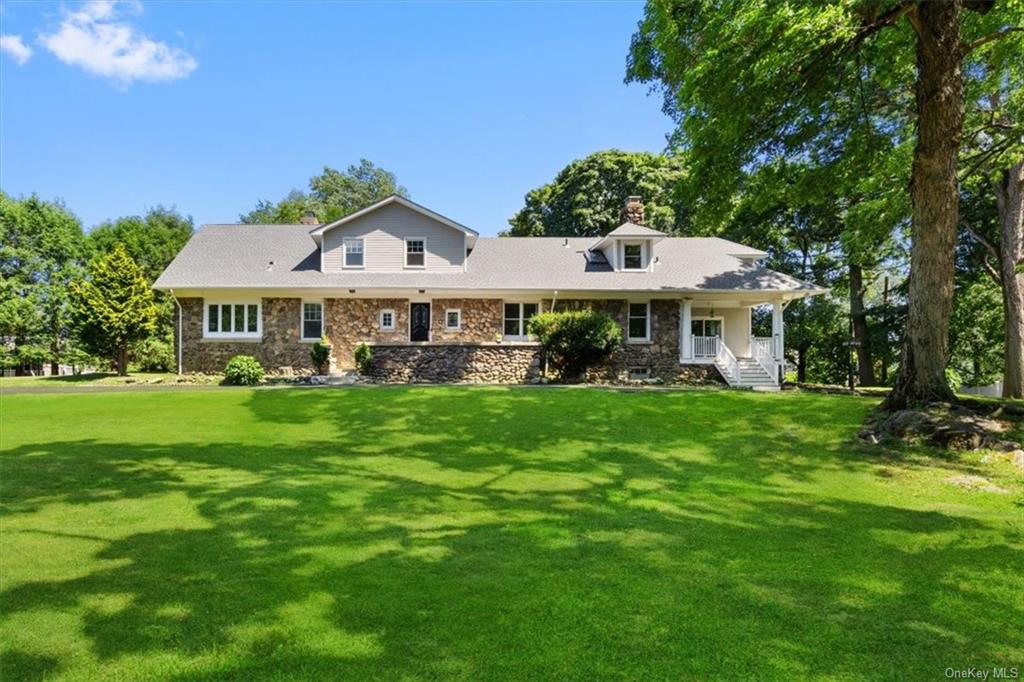 View of front facade featuring a front yard