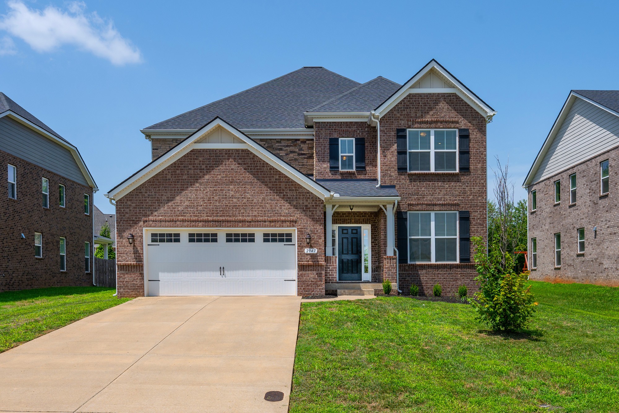 a view of a yard in front of house