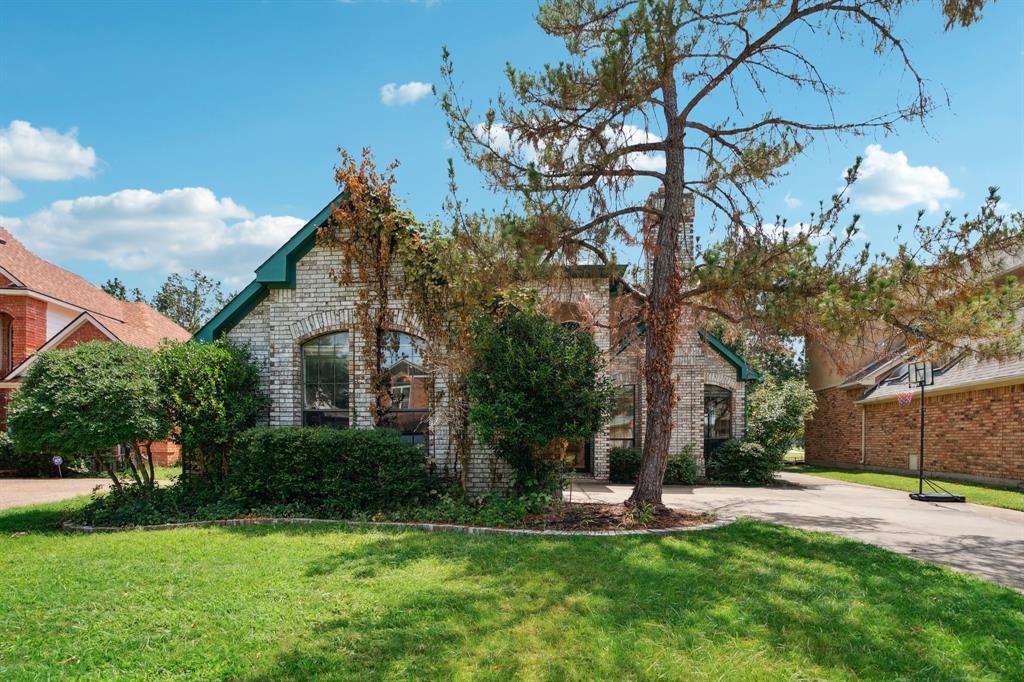 a view of a house with a yard