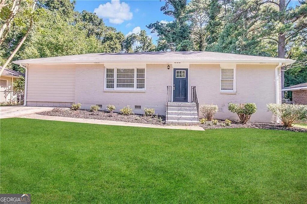 a view of a house with a yard