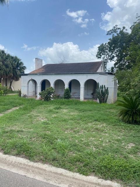 a view of a house with backyard