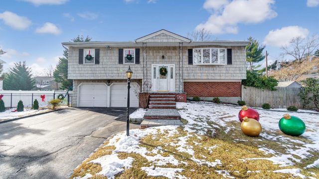 $799,999 | 8 Frost Pond Road | Greenlawn