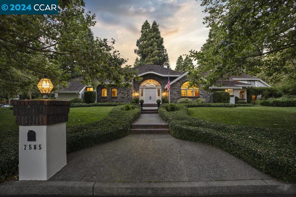 a view of outdoor space and garden