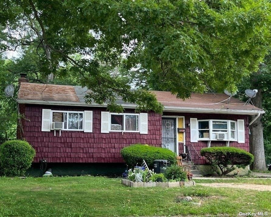 a view of front of a house with a yard