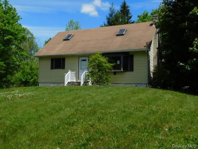 View of front of property featuring a front yard