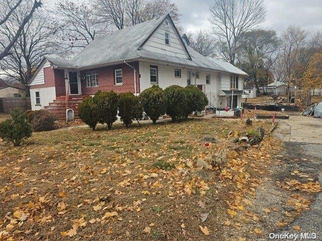 a view of a house with a yard