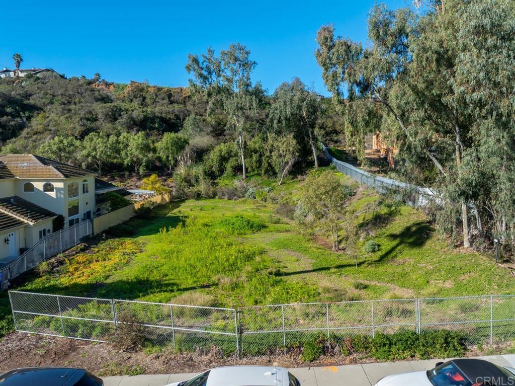 a view of a houses with a yard