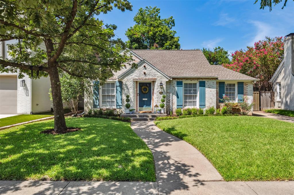 a view of a yard in front of house