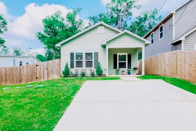 a view of a house with backyard and garden