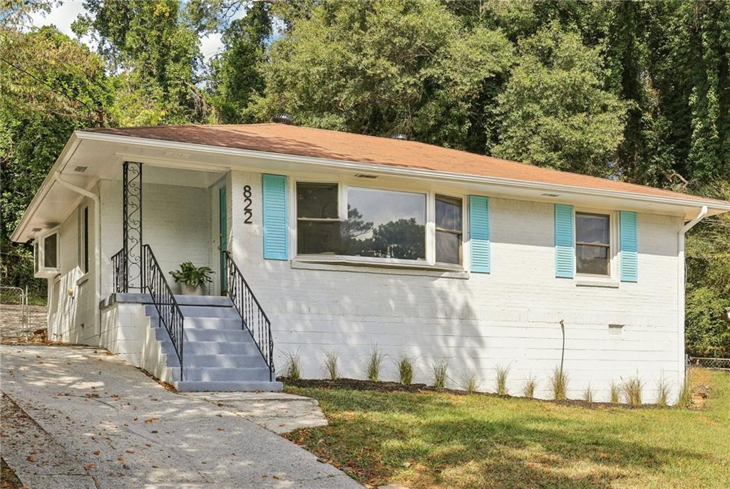 a view of a house with yard