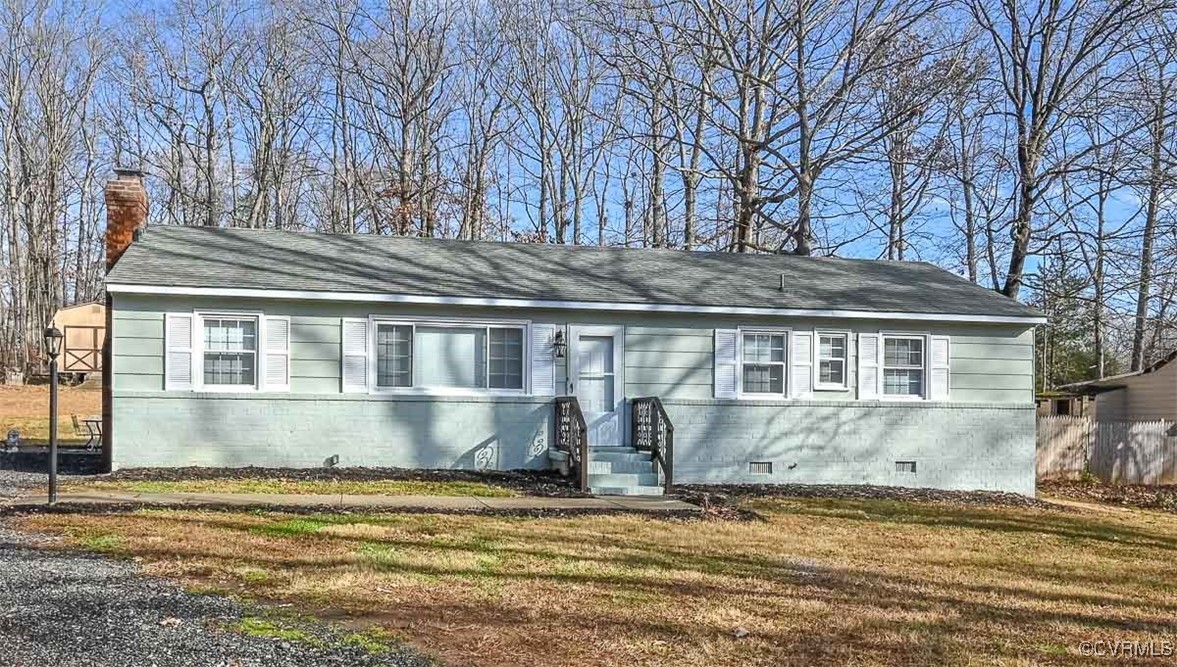 View of front of property featuring a front lawn