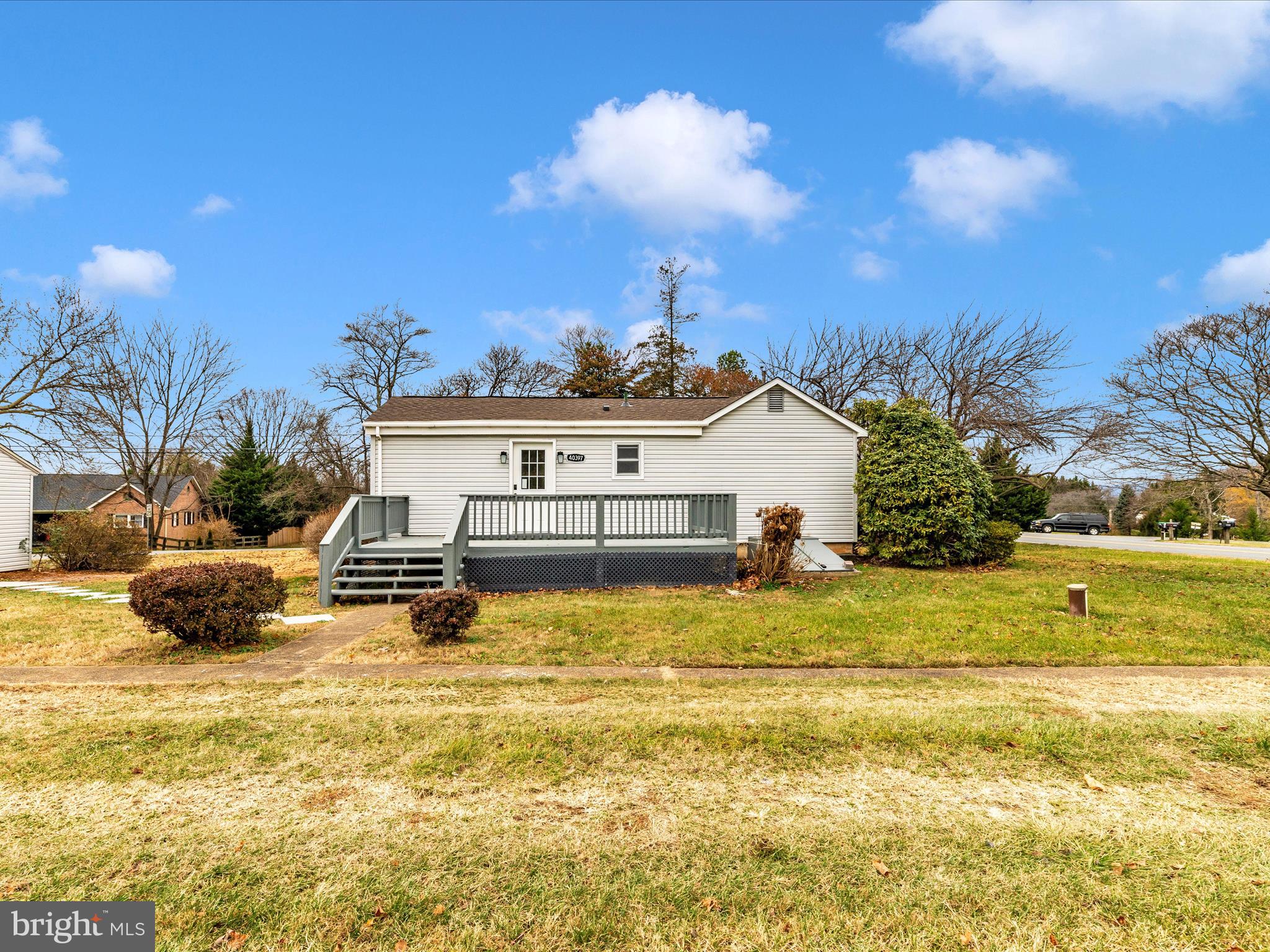 a view of a house with a yard