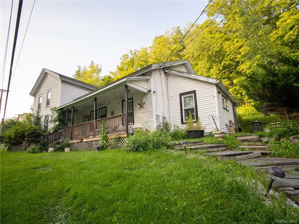 a view of a house with backyard and garden