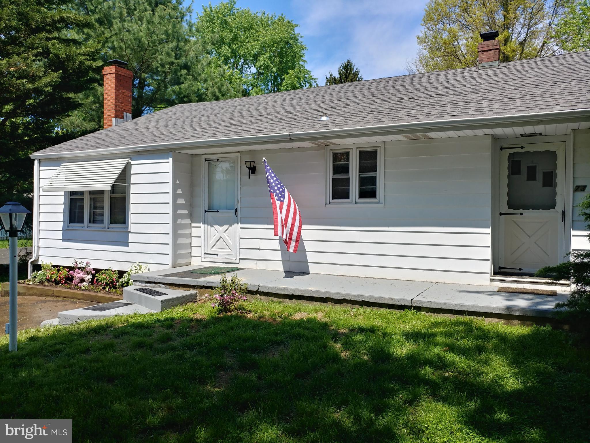 a view of a house with a yard