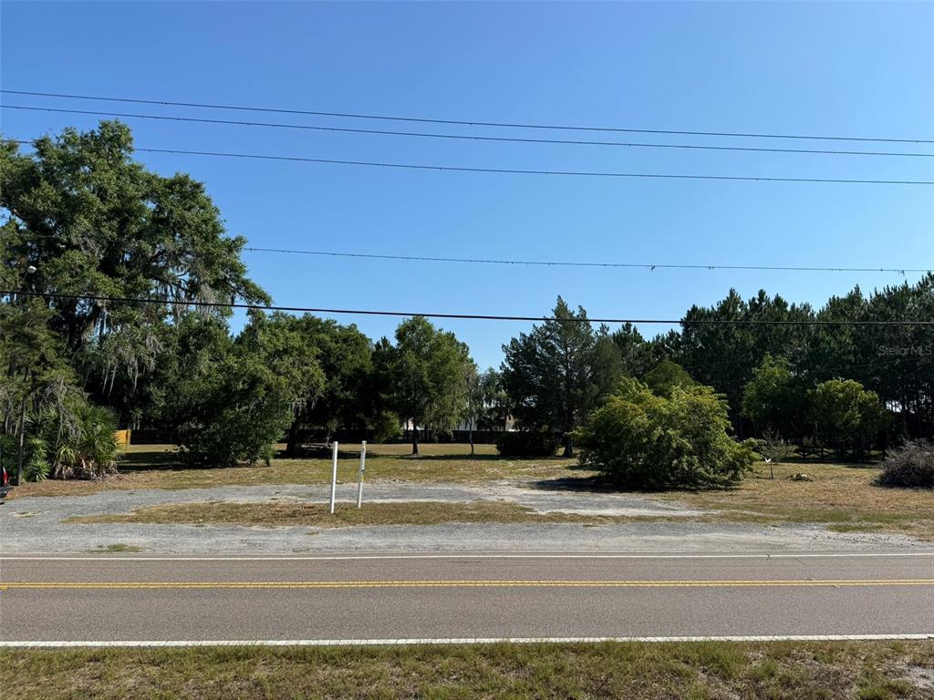 a view of a yard and basketball court