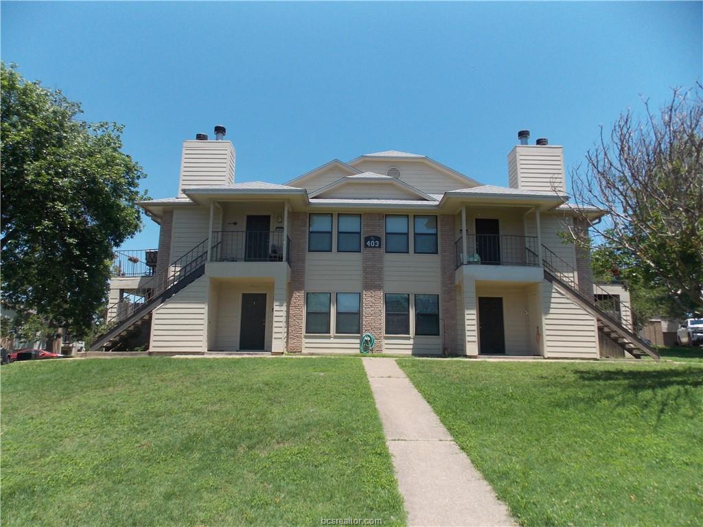 View of front facade featuring a front yard