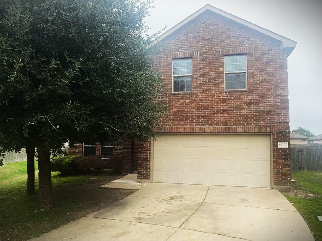 a view of backyard of the house