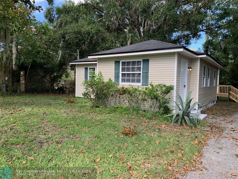 a view of a house with a yard and plants