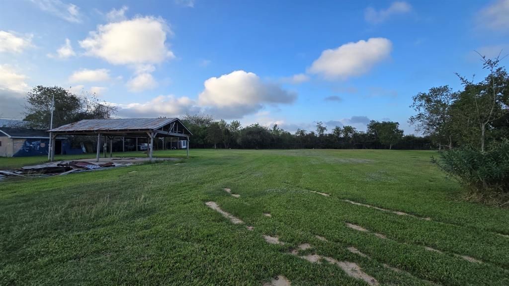 a view of a house with a big yard