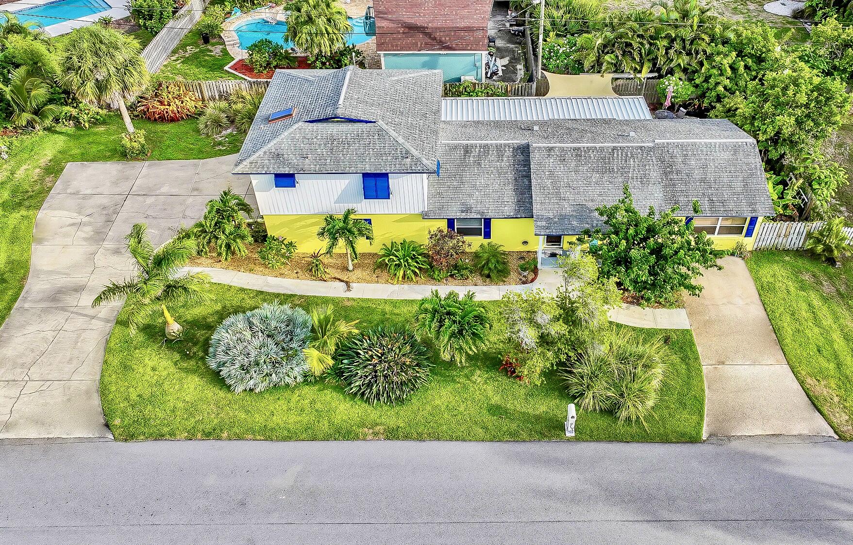 a view of a fountain in front of a house