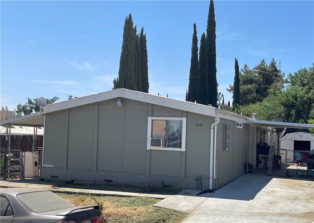 a view of a house with a backyard