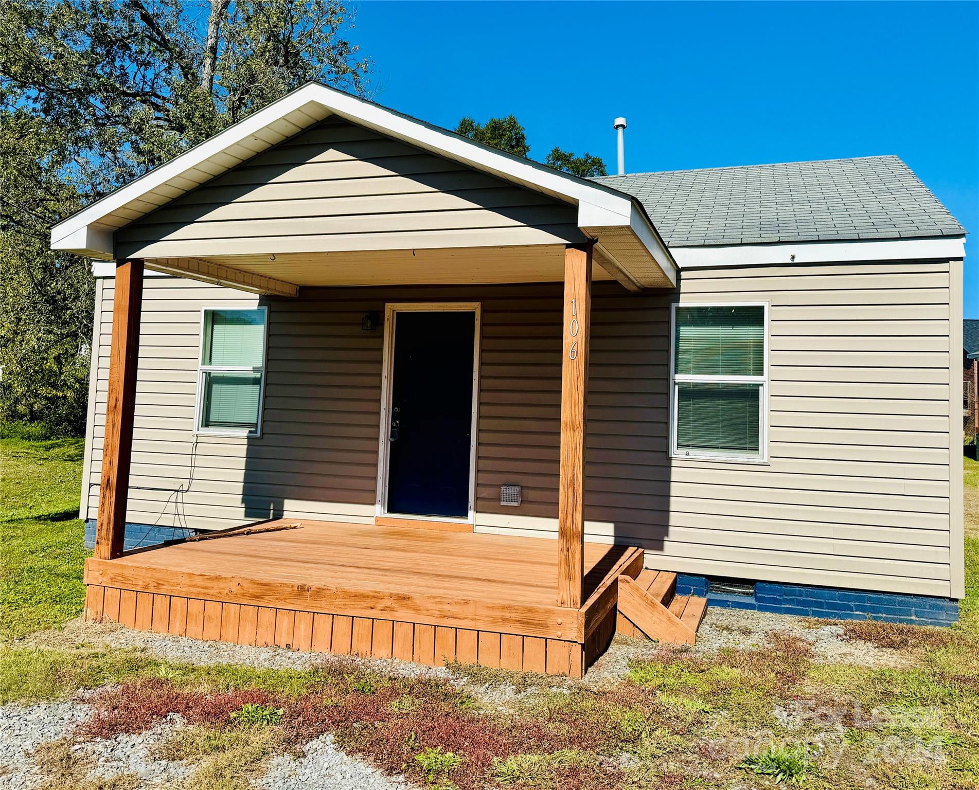 a view of a house with backyard