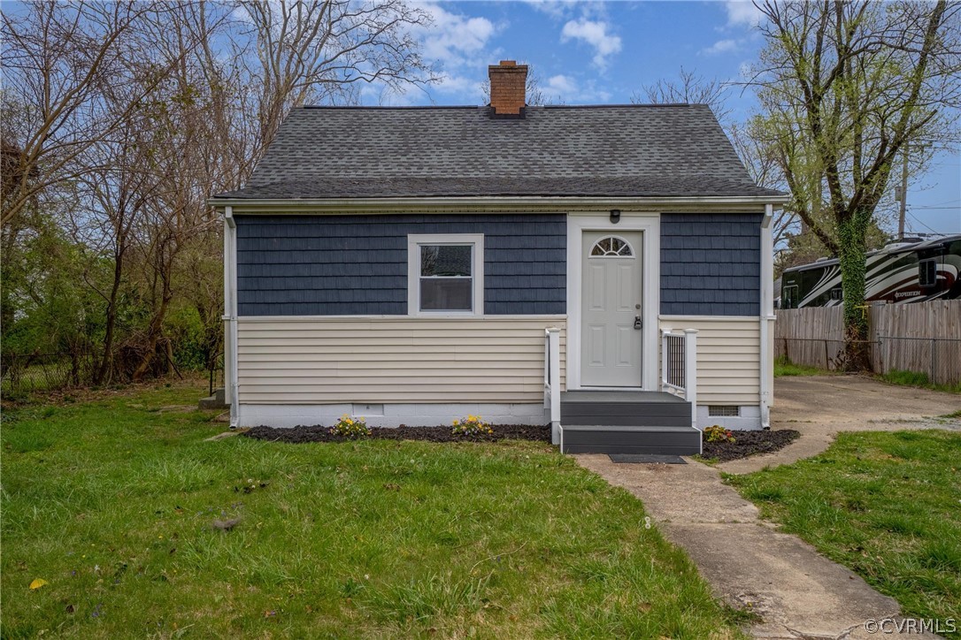 a view of a house with a yard