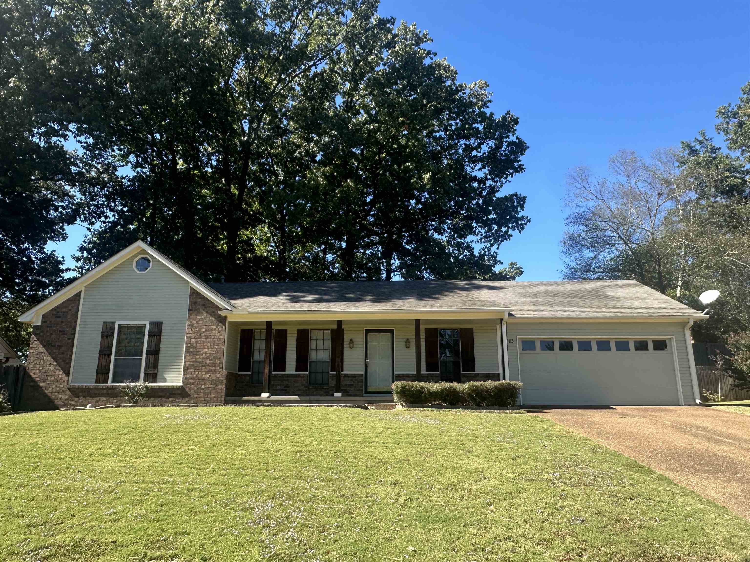 a view of a house with a yard