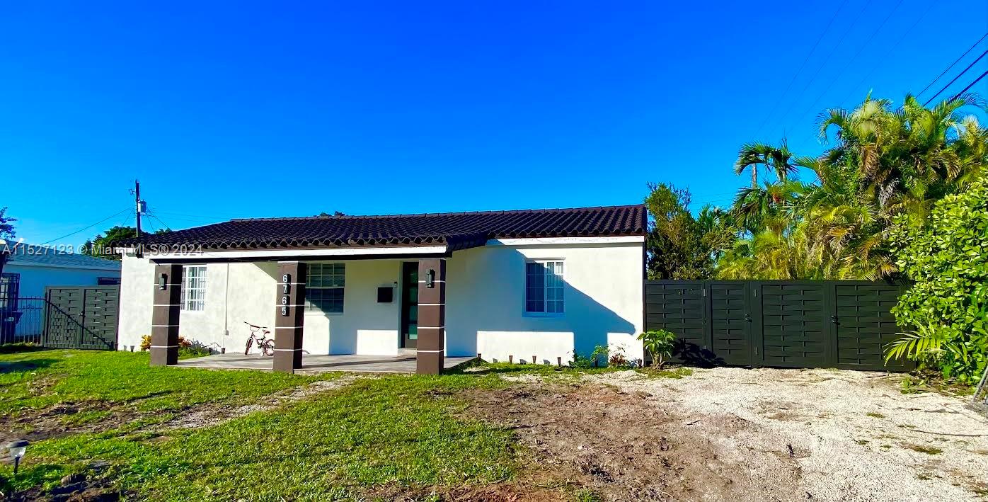 a view of a house with a backyard