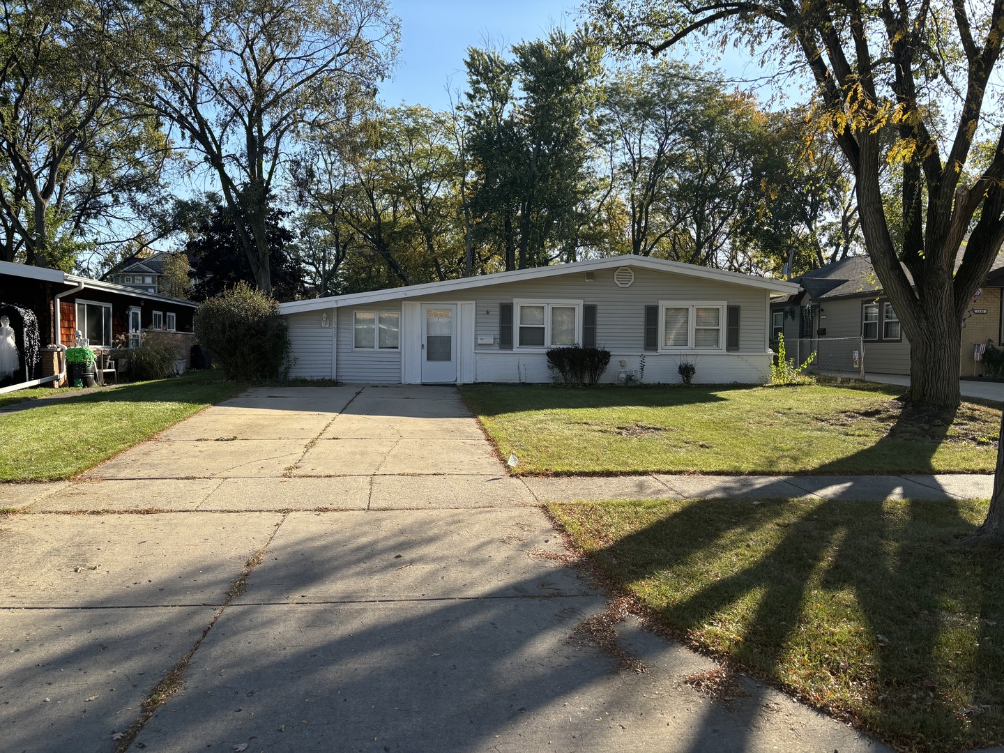 a view of a house with backyard and tree