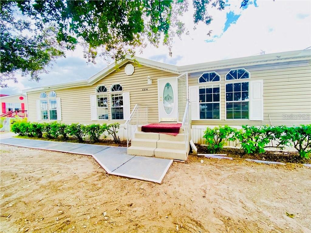 a view of a house with backyard and garden