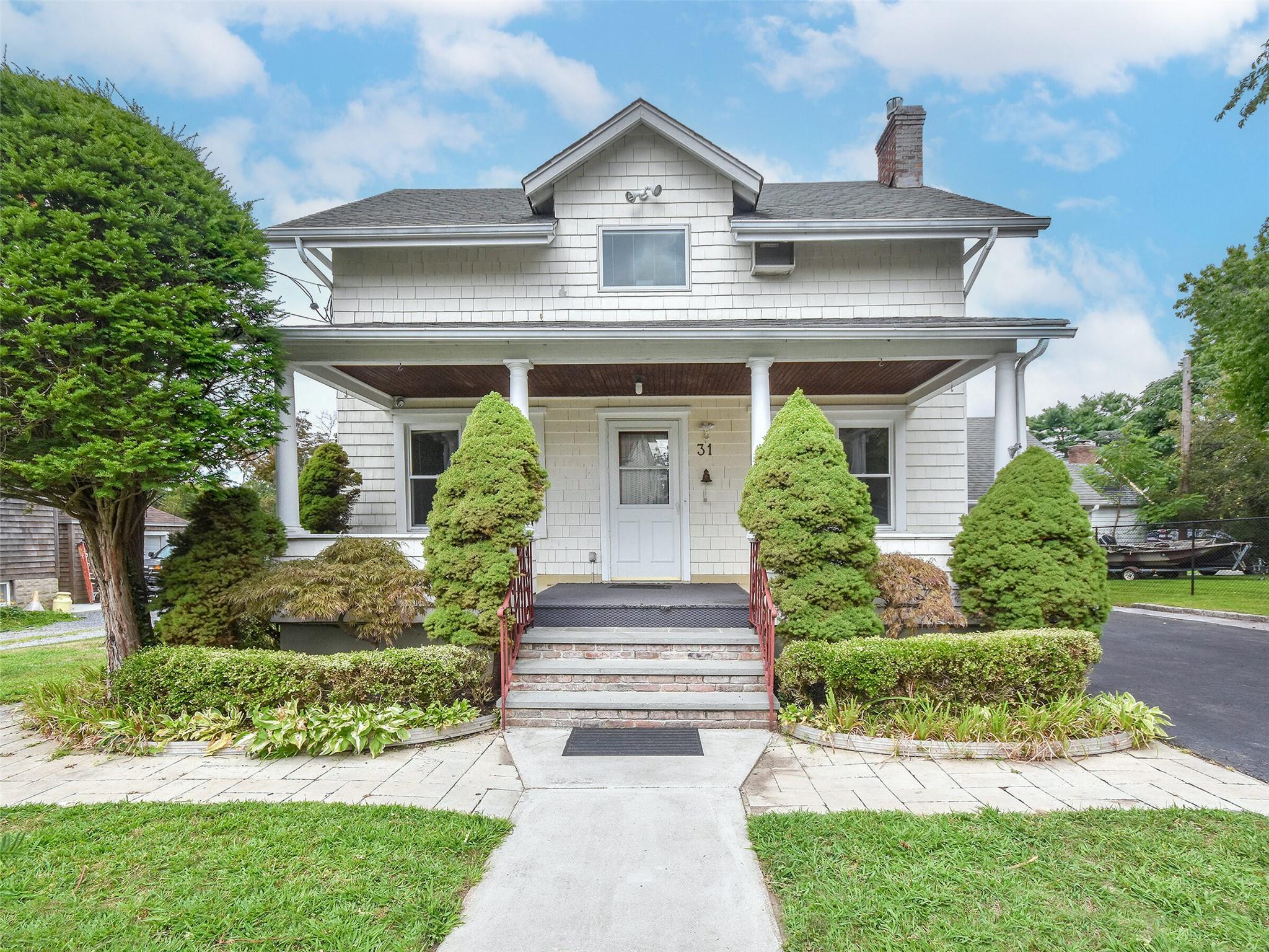 a view of a house with yard and plants