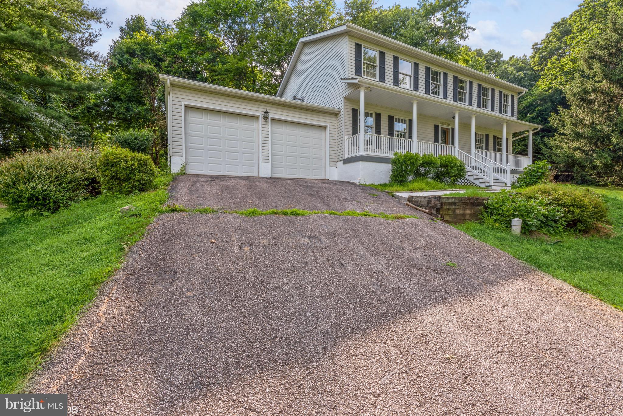 a view of a house with backyard and plants