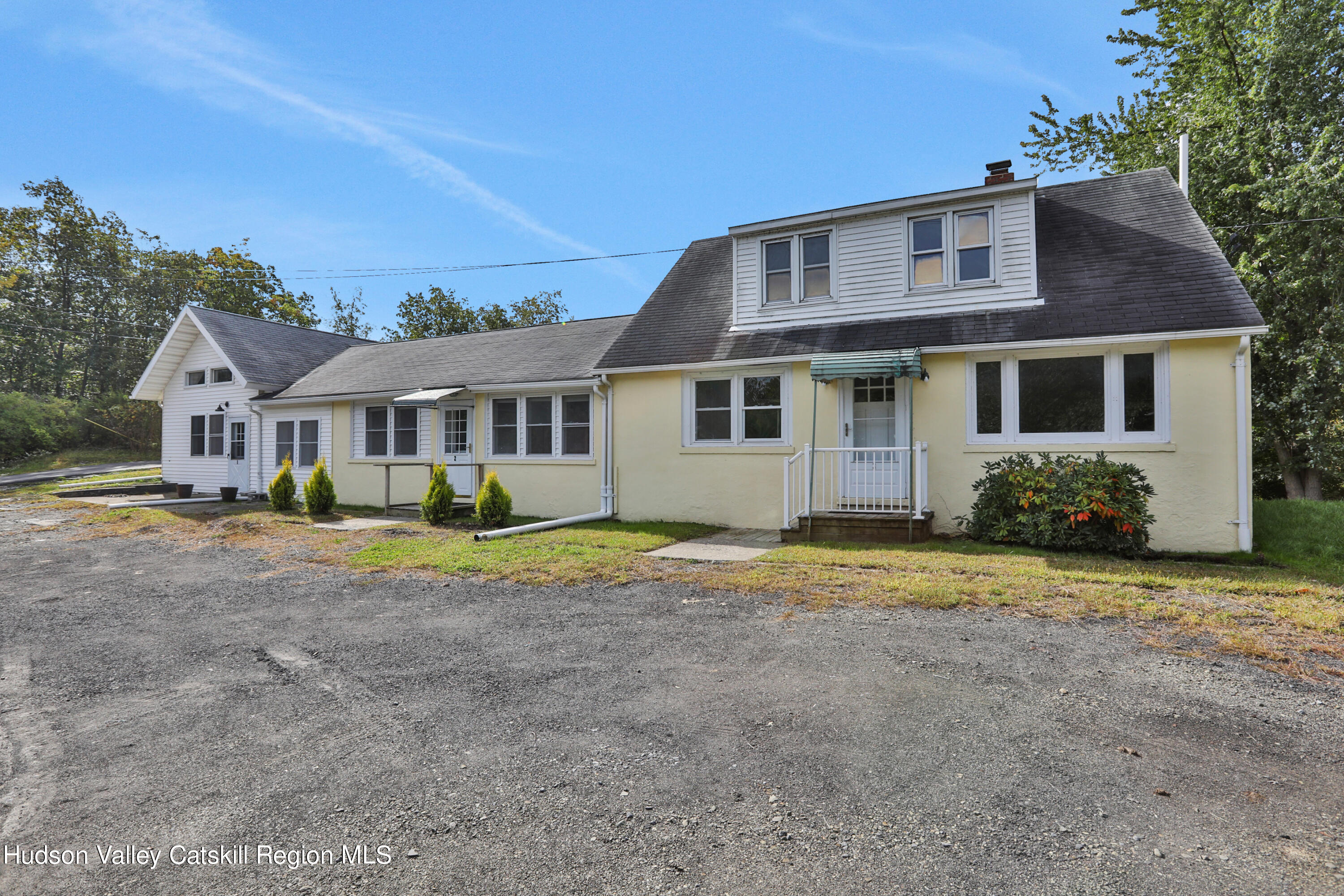 a view of a yard in front of house