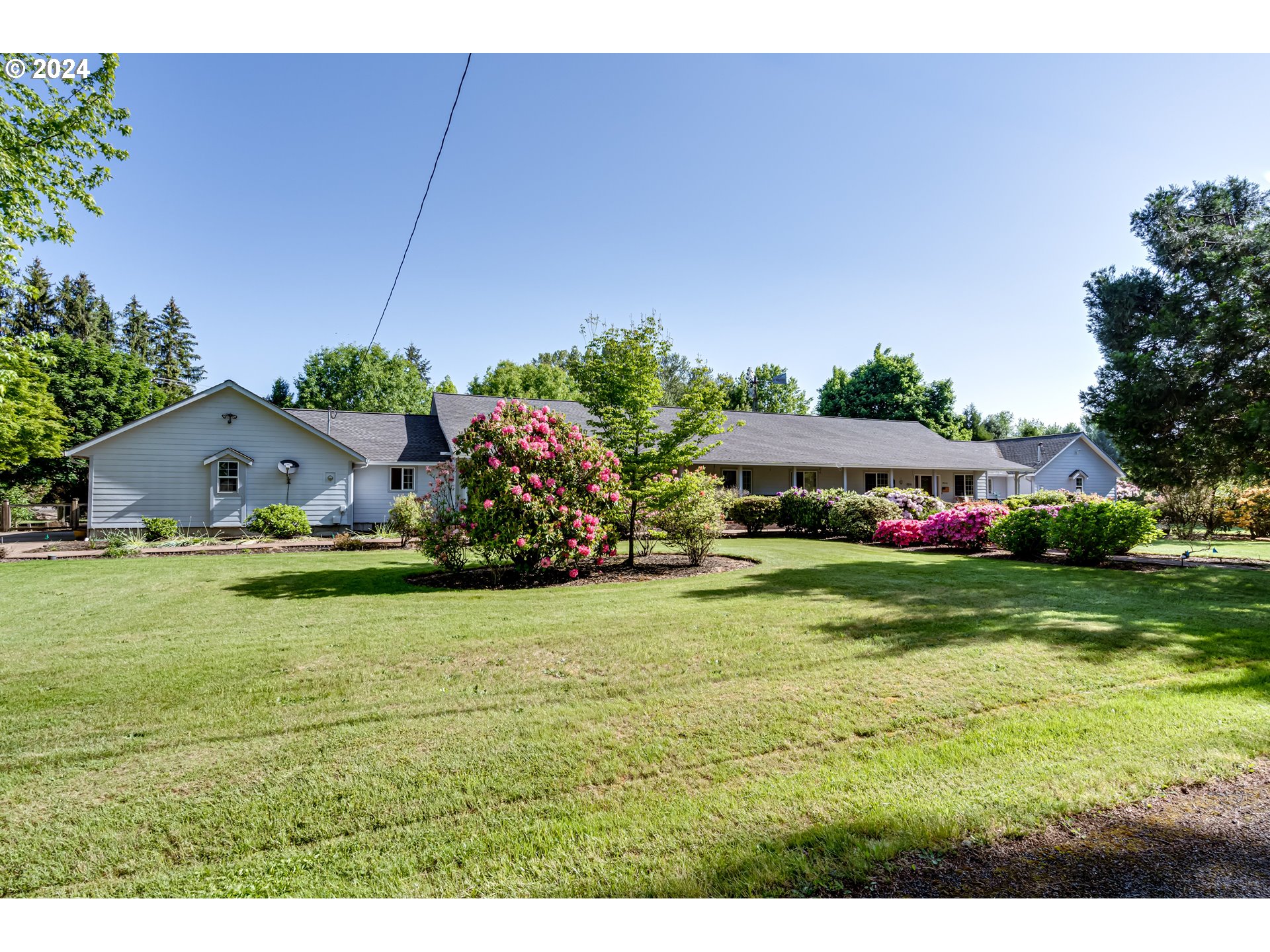 a view of a house with a big yard