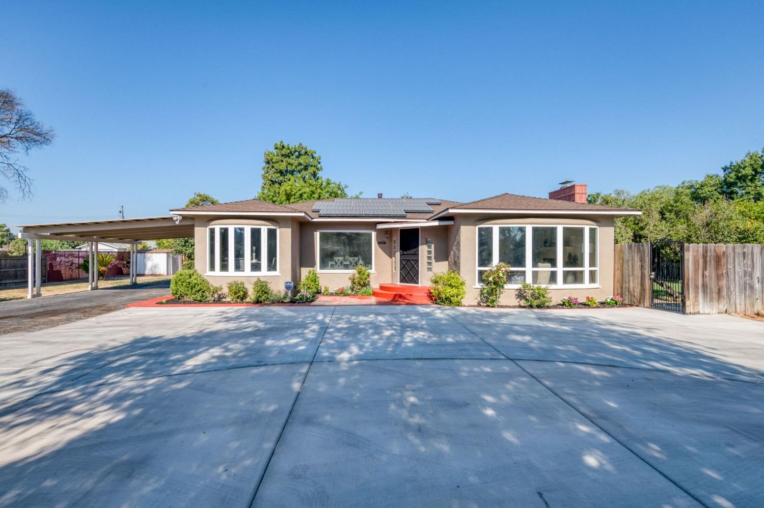 a view of front a house with a yard