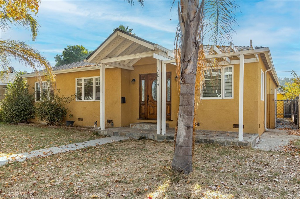 a view of a house with backyard