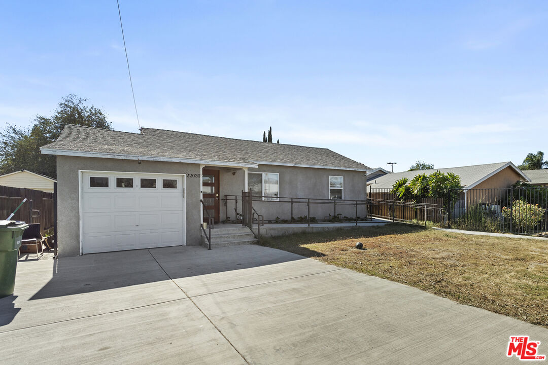 a front view of house with yard