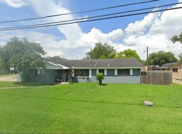 a view of a yard in front of a house