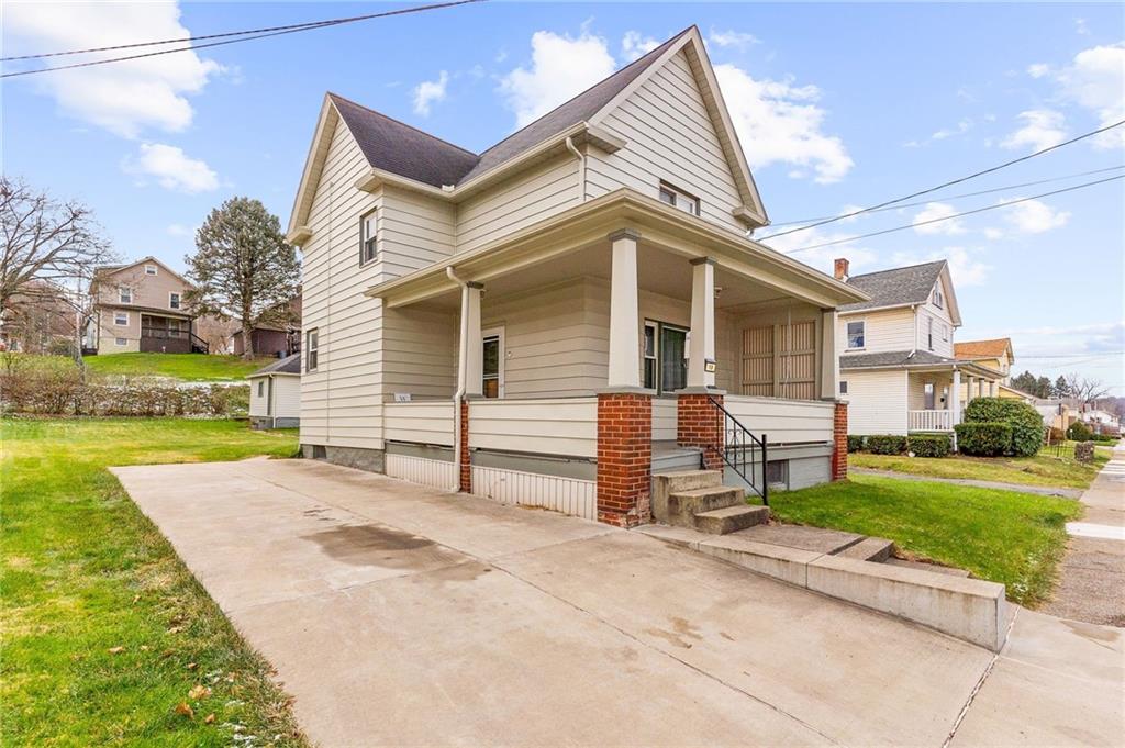 a view of a house with a yard