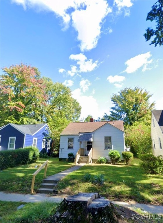 Front of property featuring a lawn