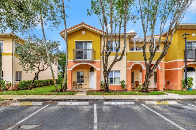 $369,000 | 1001 North Santa Catalina Circle, Unit 1001 | Kimberly Village