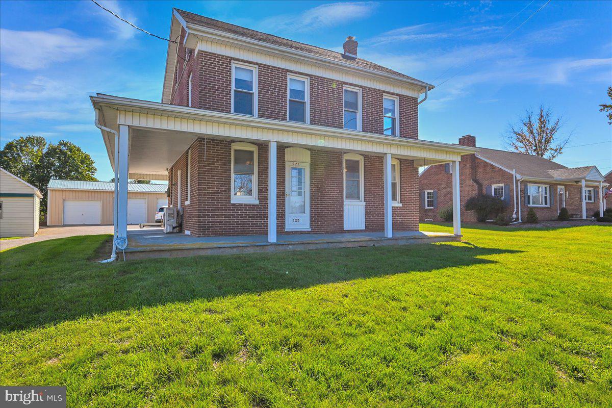 a view of house with a yard