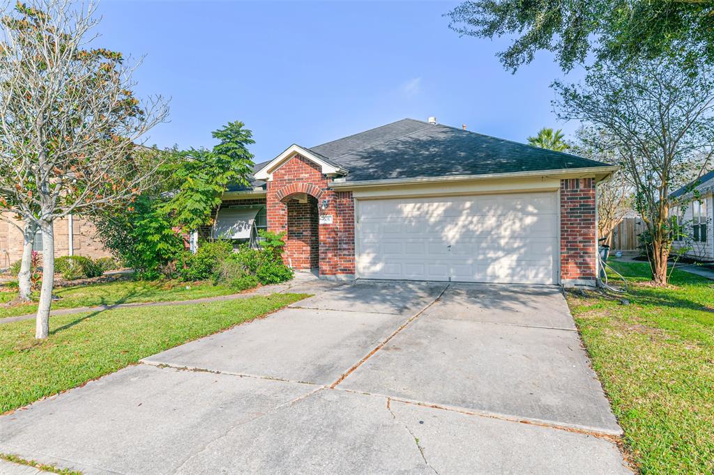 WELCOME HOME, PERFECTLY SITUATED ON A QUIET STREET IN DICKINSON, TX.