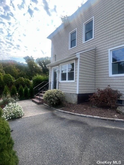 a view of a house with backyard and garden