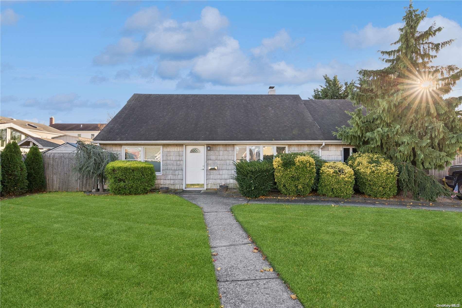 a view of house with garden